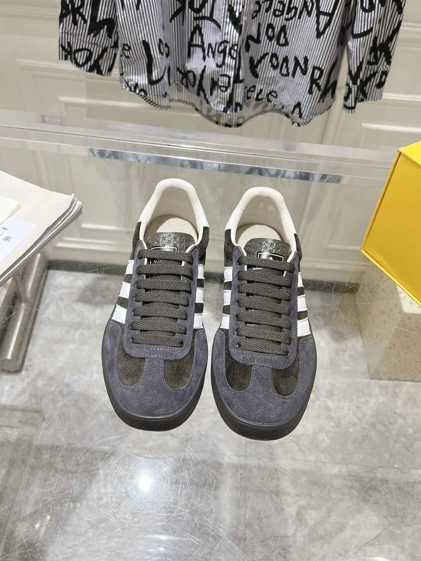 👟👟Ex-factory price 520👟👟Gucci&adidas joint limited edition couple's sneakers. A super nice joint casual sneaker with rich and bold colors! It showed everyone a completely different charm from the past! Combining retro style and youthful sports style to create a new aesthetic! Vitality yet stylish at the same time! ! Upper - made of cowhide, cowhide, cloth. Lining - sheepskin lining for foot pads. Sole - original open-molded beef tendon non-slip and wear-resistant outsole. Size: 35-47 (couple style)